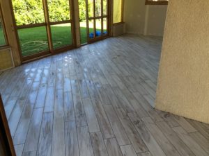 Pose carrelage effet bois